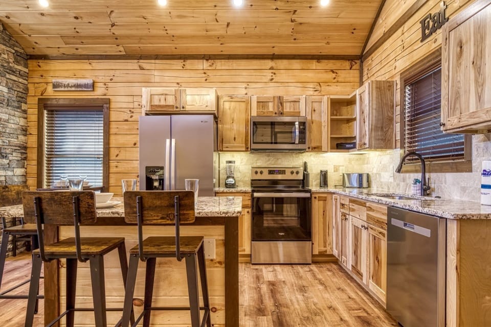 Cabin, 2 Bedrooms | Private kitchen | Coffee/tea maker, fridge, oven, toaster