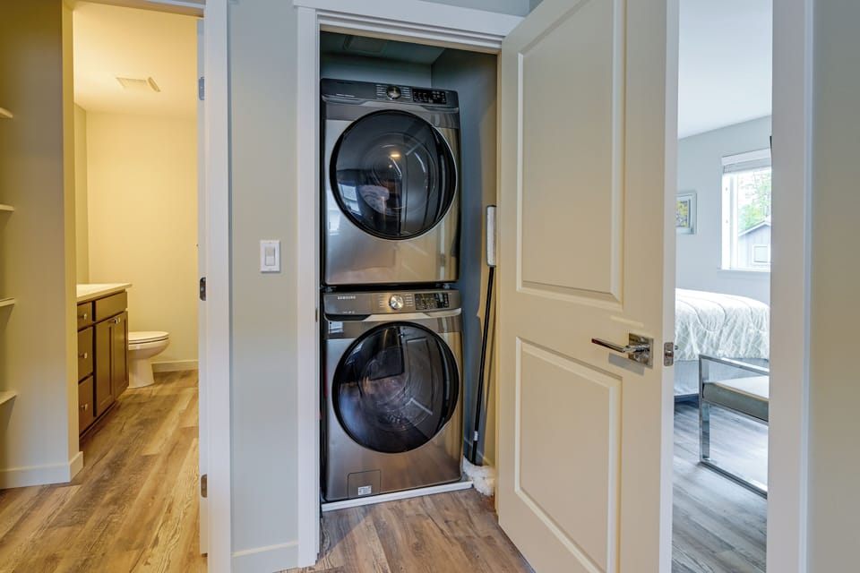 Modern Seatac Gem w/ Fireplace & Smart Tvs! Apartment in SeaTac