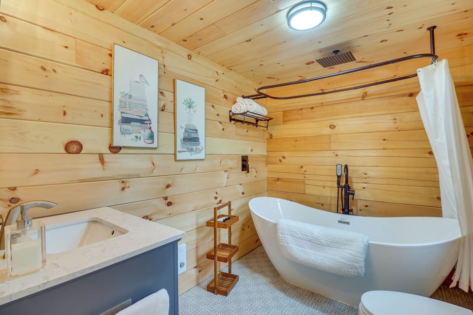 Secluded Cabin w/ Mtn Views ~ 33 Mi to Bigfork! Cottage in Montana