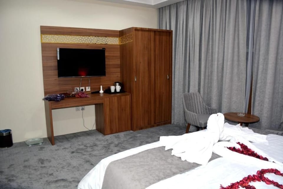 Double Room | In-room safe, blackout drapes, WiFi (free)