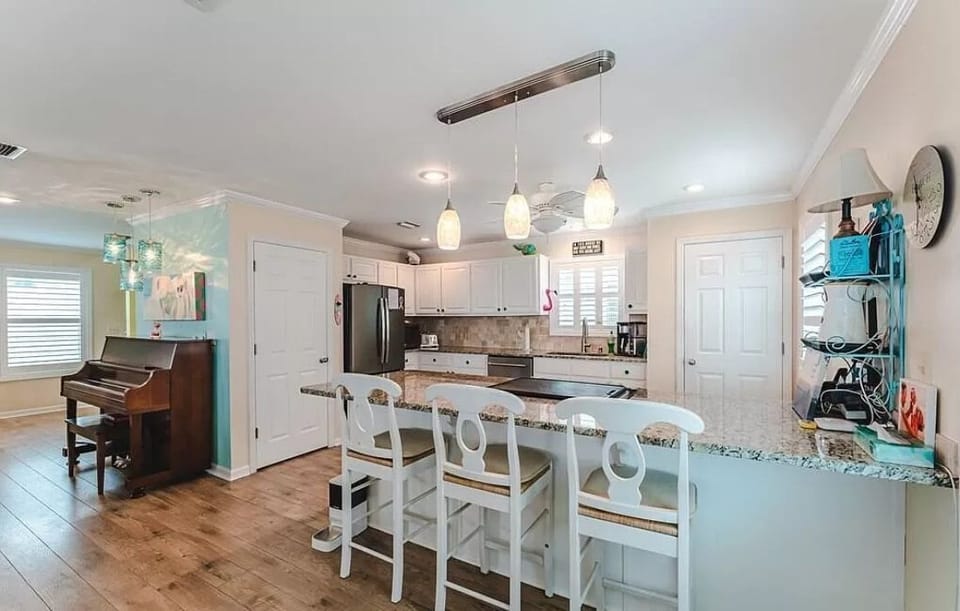 Fully Stocked Kitchen and Eat-In Breakfast Bar