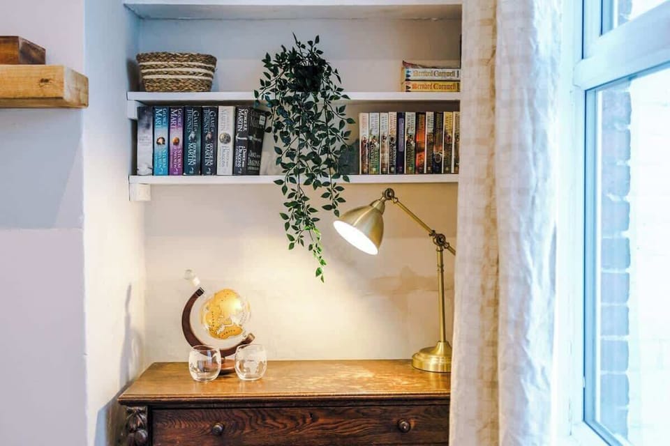 South View Road benefits from a 6-seater dining room table, perfect for a sit-down meal with friends.