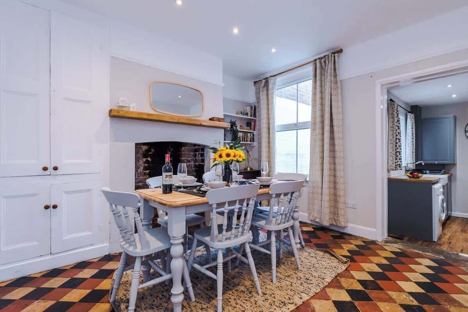 South View Road benefits from a 6-seater dining room table, perfect for a sit-down meal with friends.