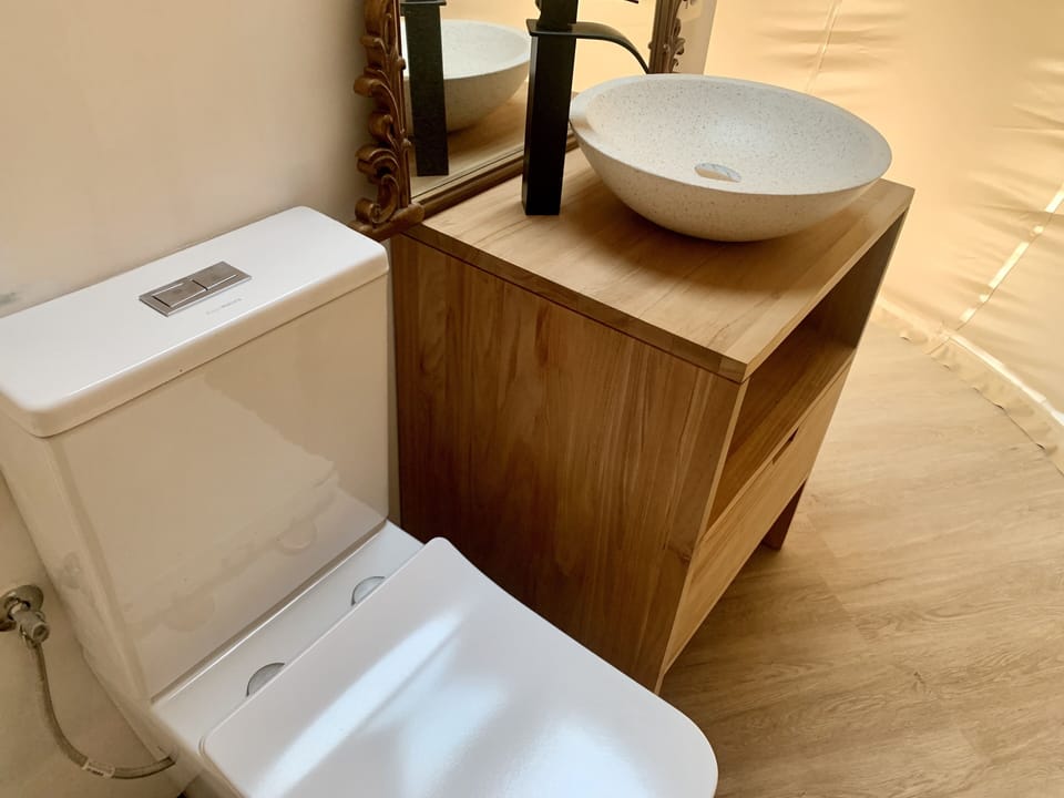 Bathtub, deep soaking tub, free toiletries, hair dryer