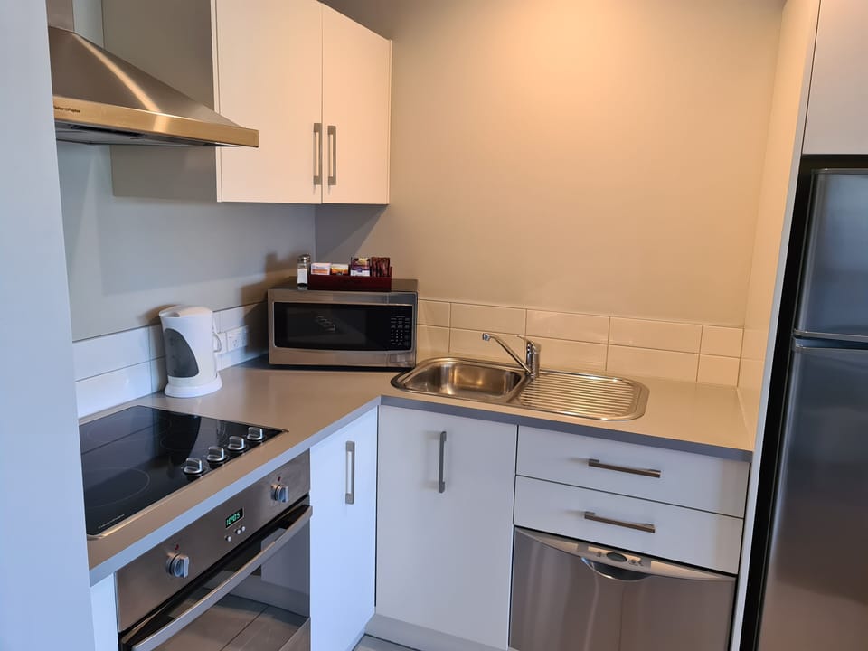 Full-size fridge, oven, stovetop, dishwasher