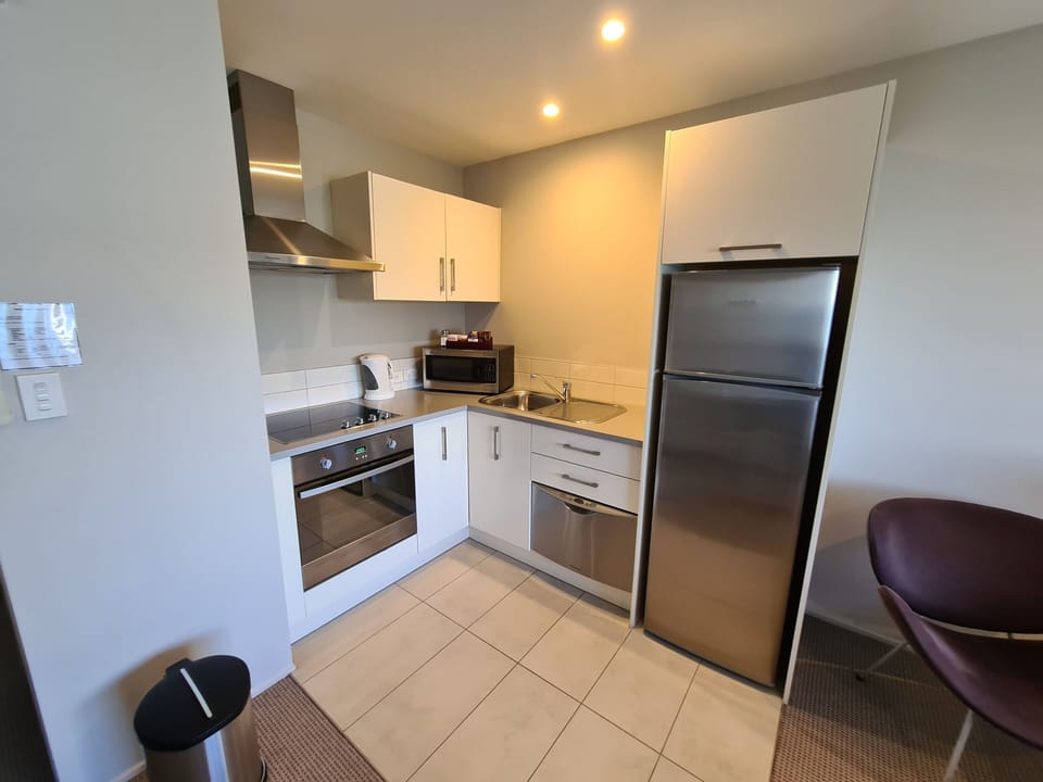Full-size fridge, oven, stovetop, dishwasher