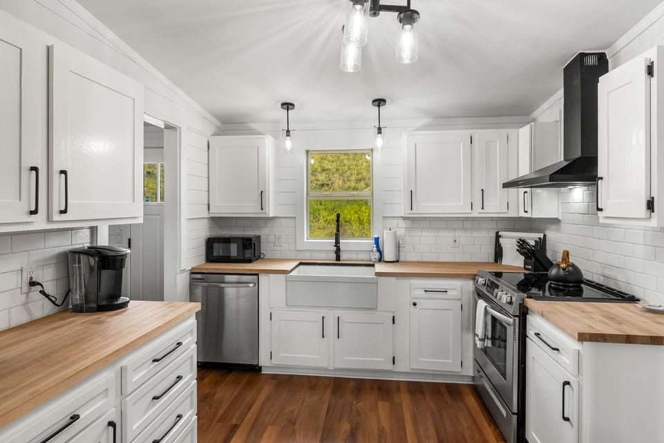 Kitchen has everything you need too cook a beautiful meal. 