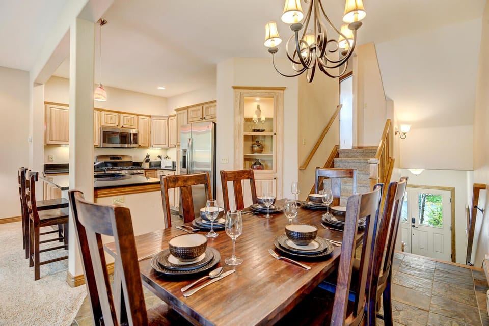 Dining Area with Seating for 6 People