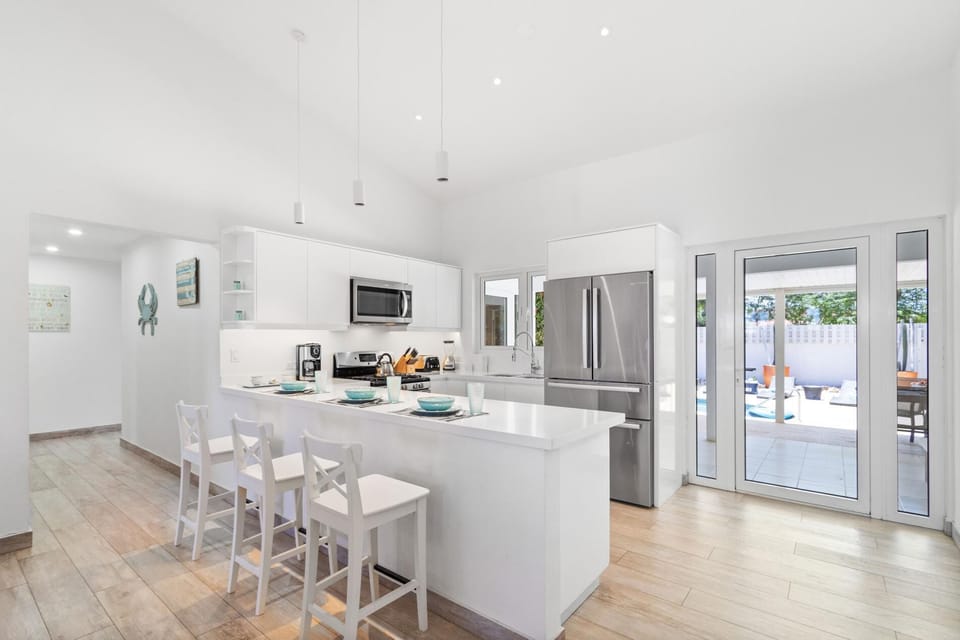 4BR4BA w/ Private Pool ~ Walking distance to Ritz (14825)