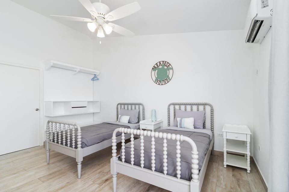 4BR4BA w/ Private Pool ~ Walking distance to Ritz (14871)
