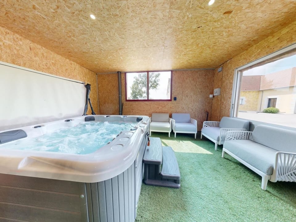 Indoor spa tub
