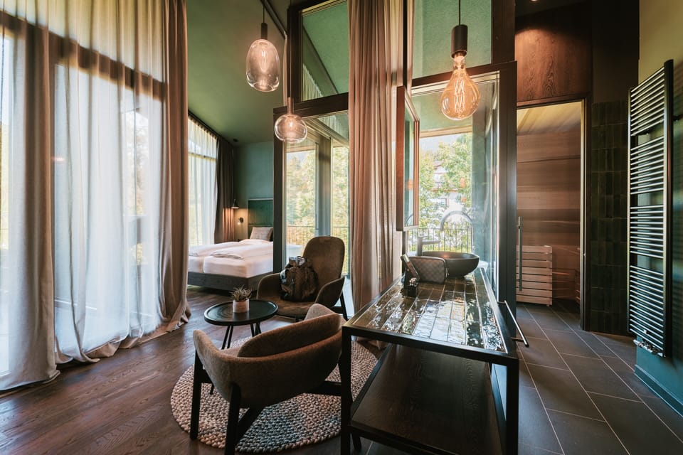Deluxe Suite | 1 bedroom, premium bedding, minibar, in-room safe