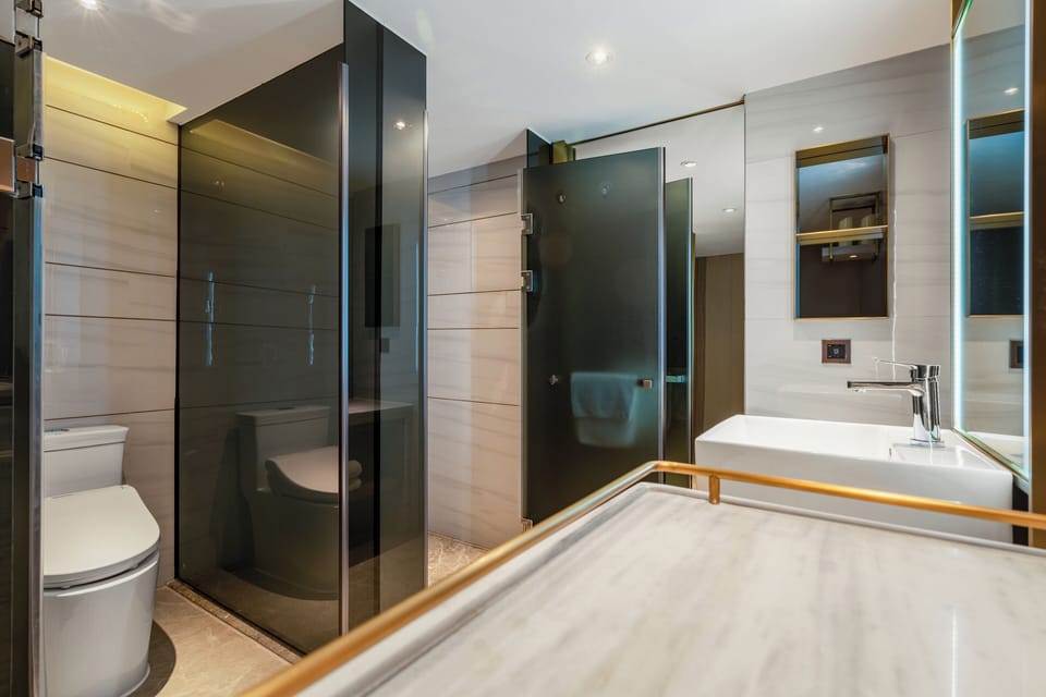 Shower, rainfall showerhead, free toiletries, hair dryer