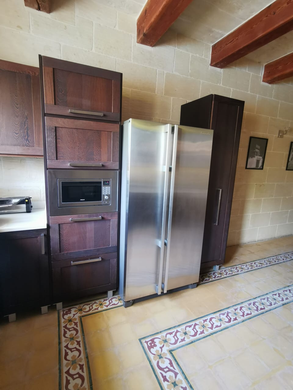 Fully equipped kitchen with USA style fridge freezer 