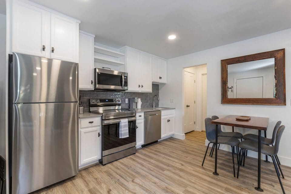Red Pine Y2: Full kitchn and dining area