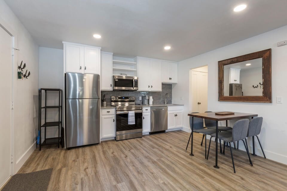 Red Pine Y2: Full kitchn and dining area