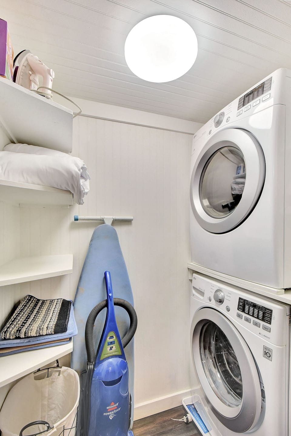 Full-Size Washer and Dryer – The Stumble Home - Pack light and stay fresh with the in-unit washer and dryer at The Stumble Home—perfect for beach towels, sandy swimsuits, and easy mid-stay refreshes.