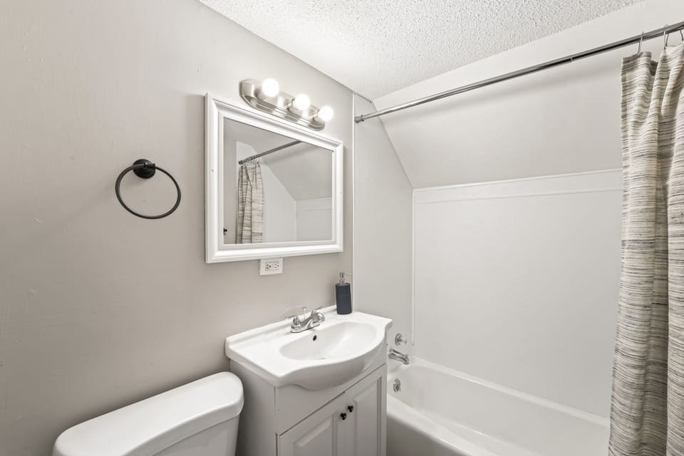 Upstairs bathroom, full tub, no shower head