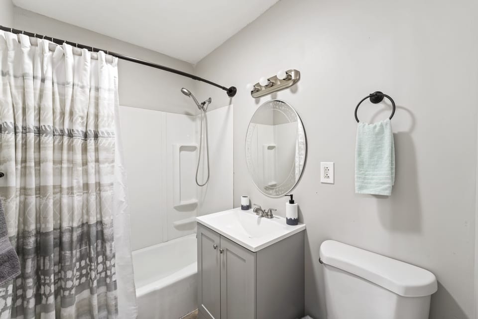 Main level bathroom, tub/shower combo