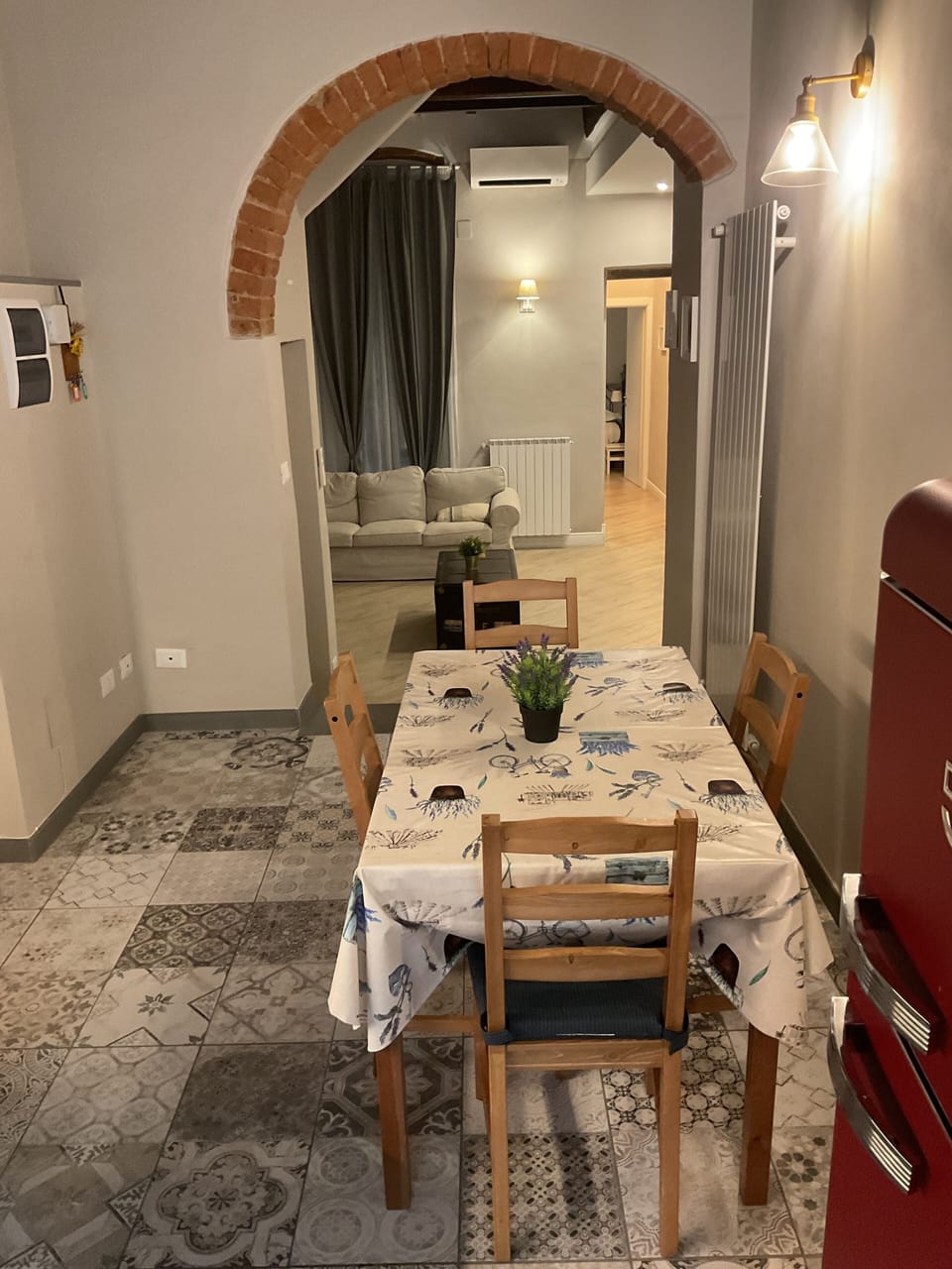 Full-size fridge, dishwasher, coffee grinder