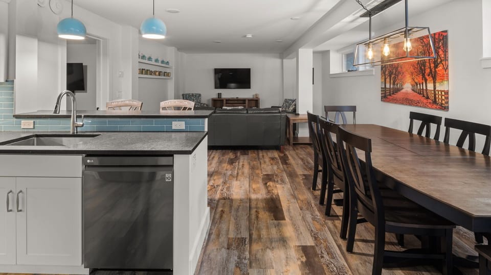 Unit #2 La Pasta with modern Decor  Unit #2 La Pasta with modern Decor  