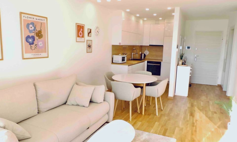 Apartment, 1 Bedroom, Balcony, City View | Interior