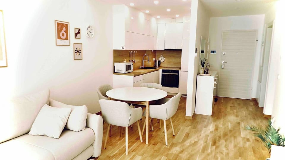 Apartment, 1 Bedroom, Balcony, City View | Living area