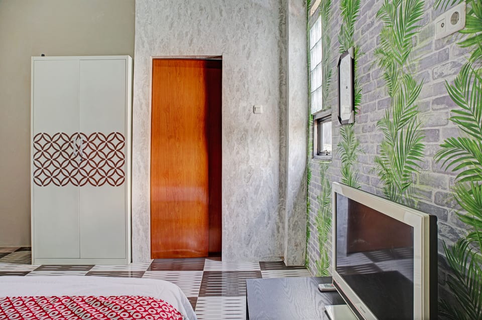 Deluxe Double Room | Desk, bed sheets