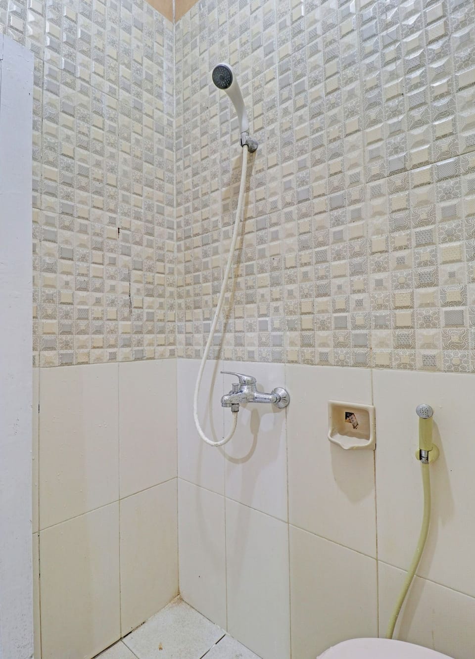 Deluxe Double Room | Bathroom | Shower, towels, soap, shampoo