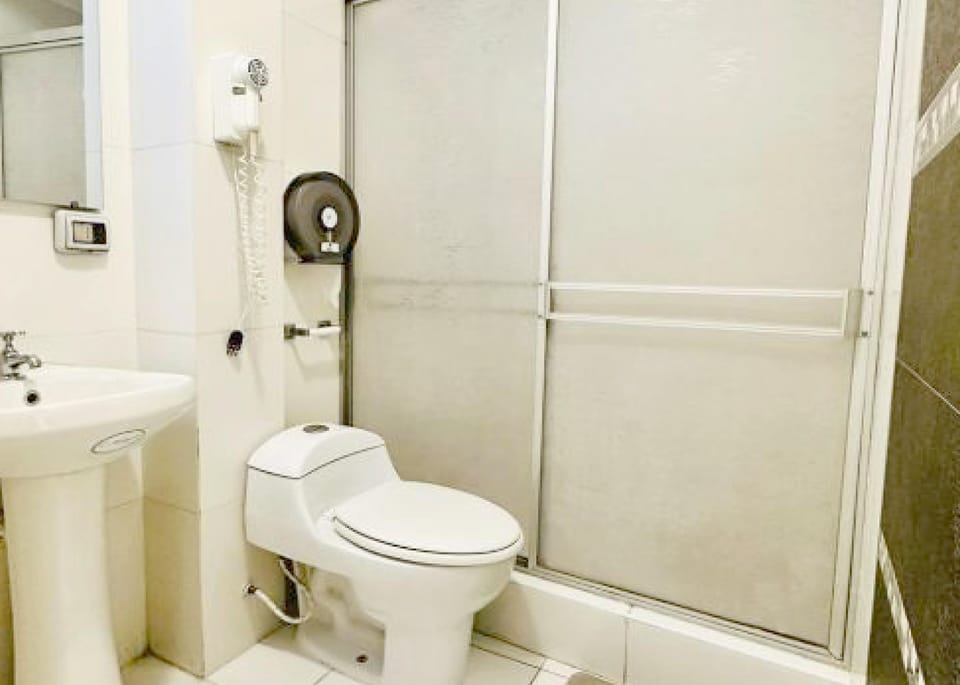 Single Room | Bathroom | Free toiletries, hair dryer, towels