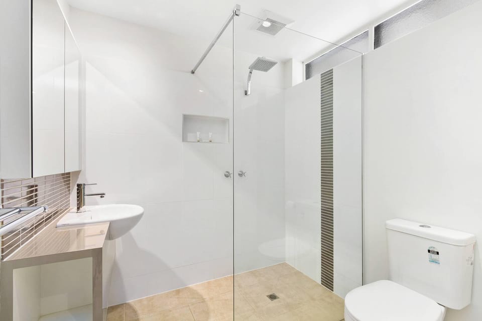 Deluxe Queen Room | Minibar, desk, blackout drapes, soundproofing