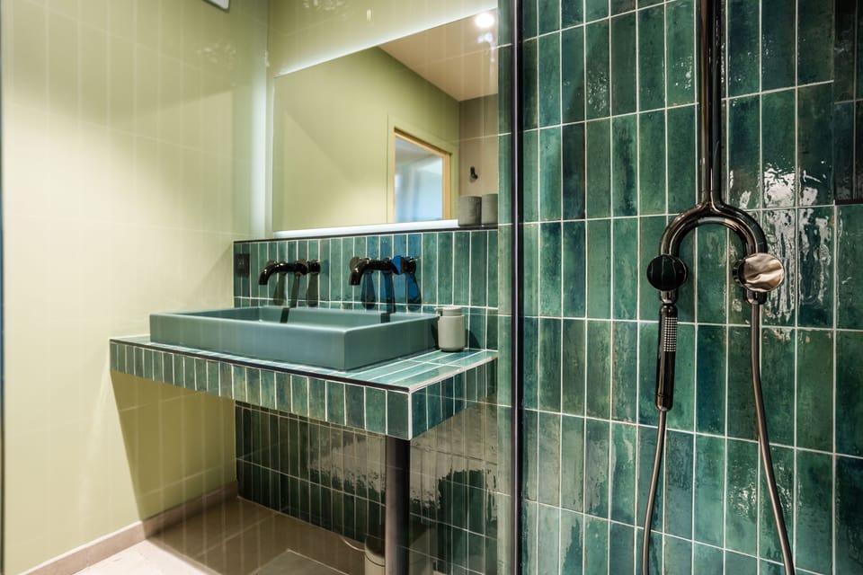 Family Room | Bathroom | Hair dryer, towels, soap, shampoo