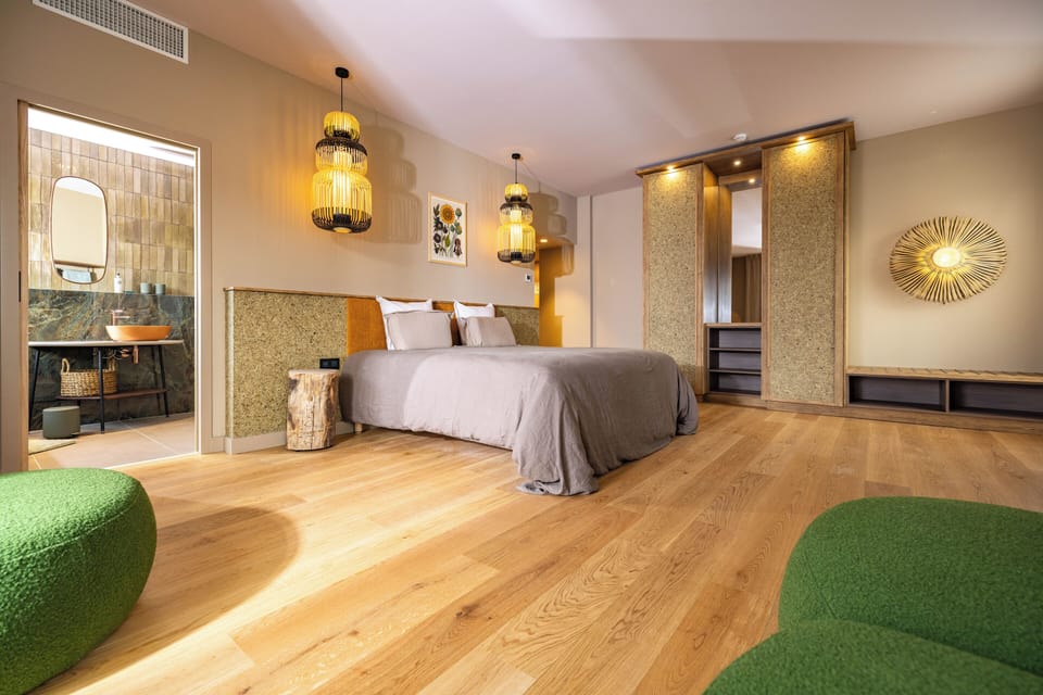 Signature Suite | In-room safe, soundproofing, free WiFi, bed sheets