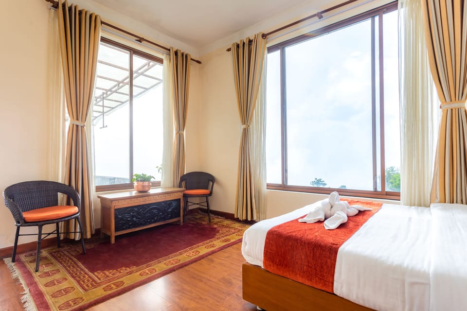 Deluxe Room | Desk, bed sheets
