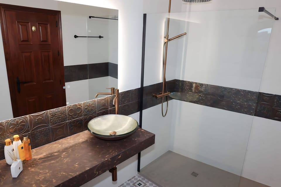 Deluxe Room | Bathroom | Shower, rainfall showerhead, designer toiletries, hair dryer