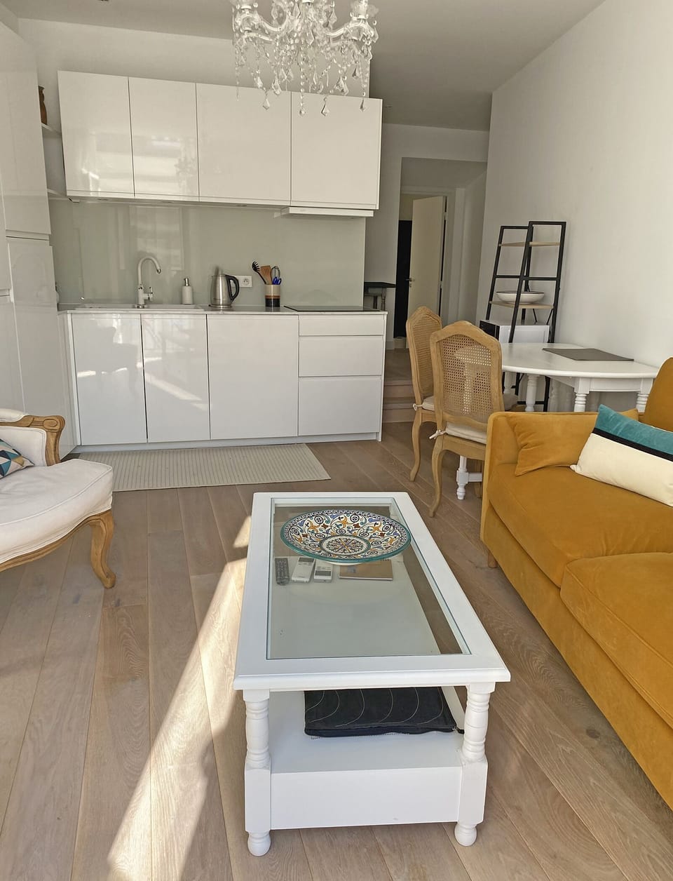 The living room/kitchen