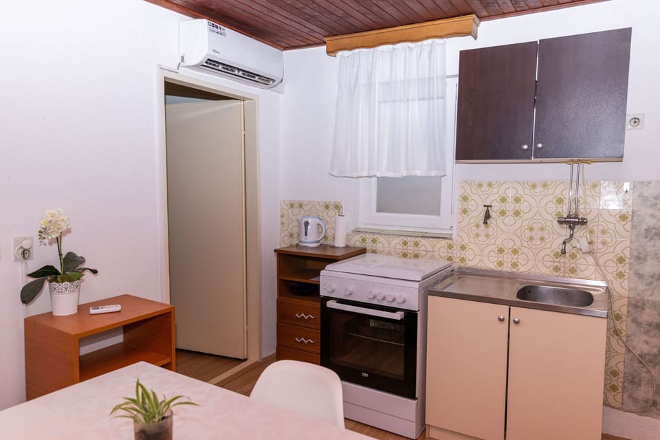 City Studio | Private kitchen | Fridge, microwave, stovetop, electric kettle