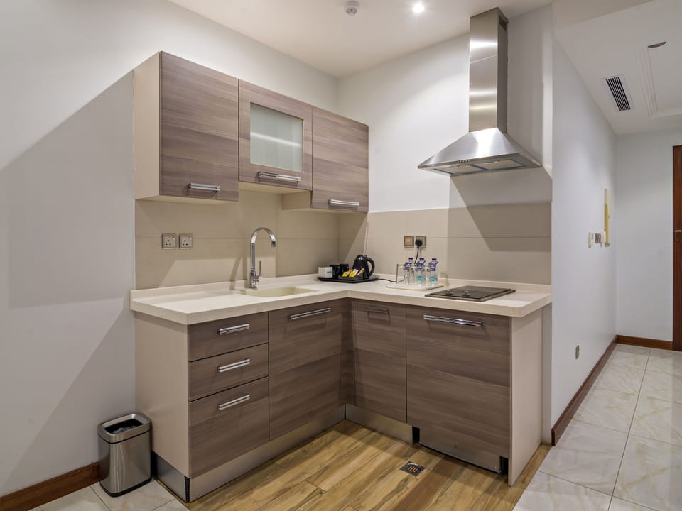 Deluxe Triple Room, Multiple Beds | Private kitchenette | Mini-fridge, stovetop, coffee/tea maker, electric kettle