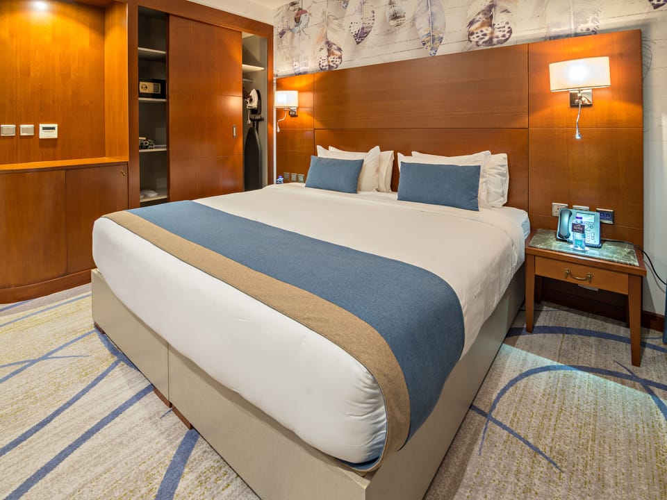 Executive Suite | Premium bedding, down comforters, memory foam beds, in-room safe
