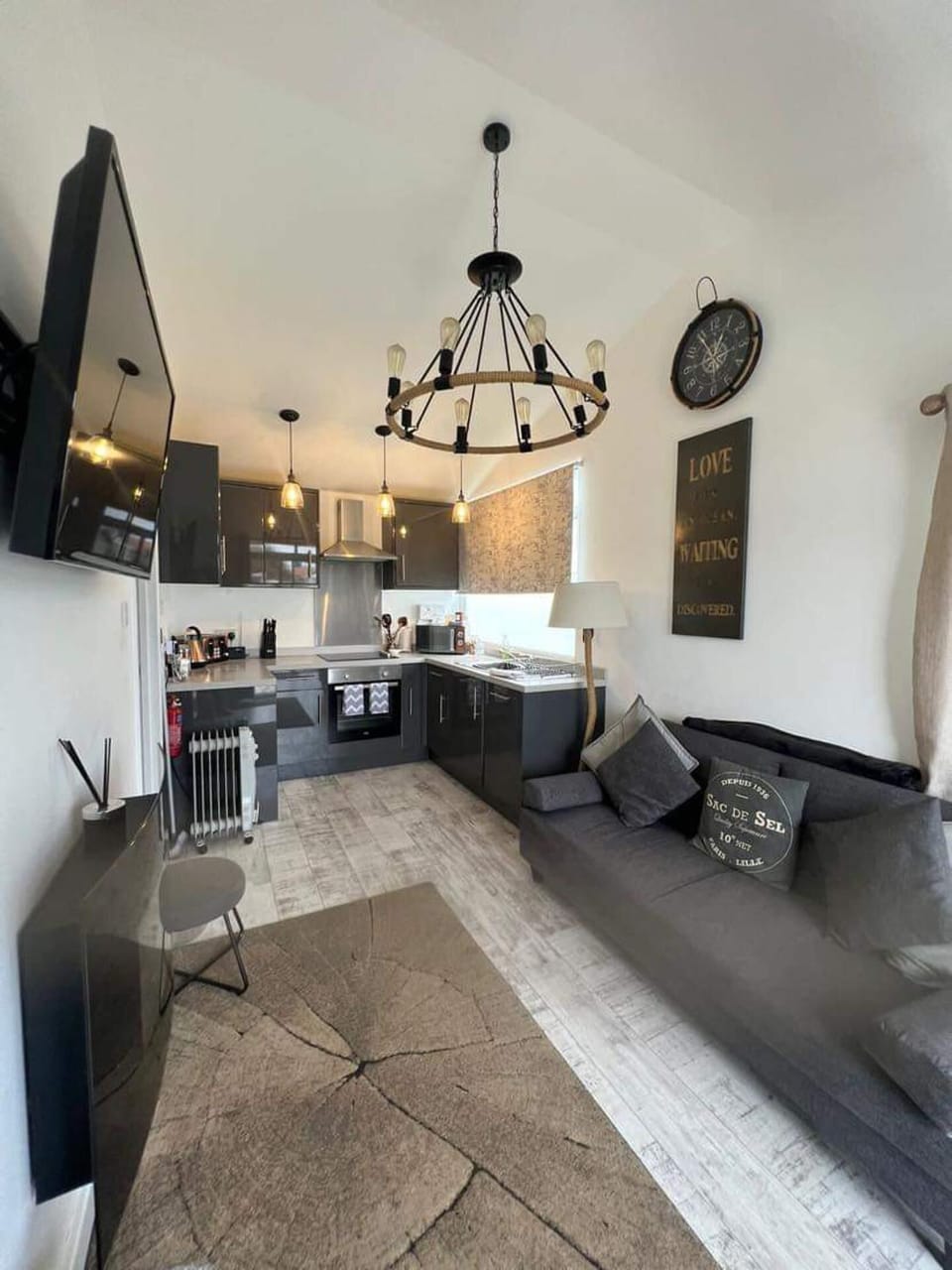 Chalet | Private kitchen | Fridge, microwave, oven, stovetop