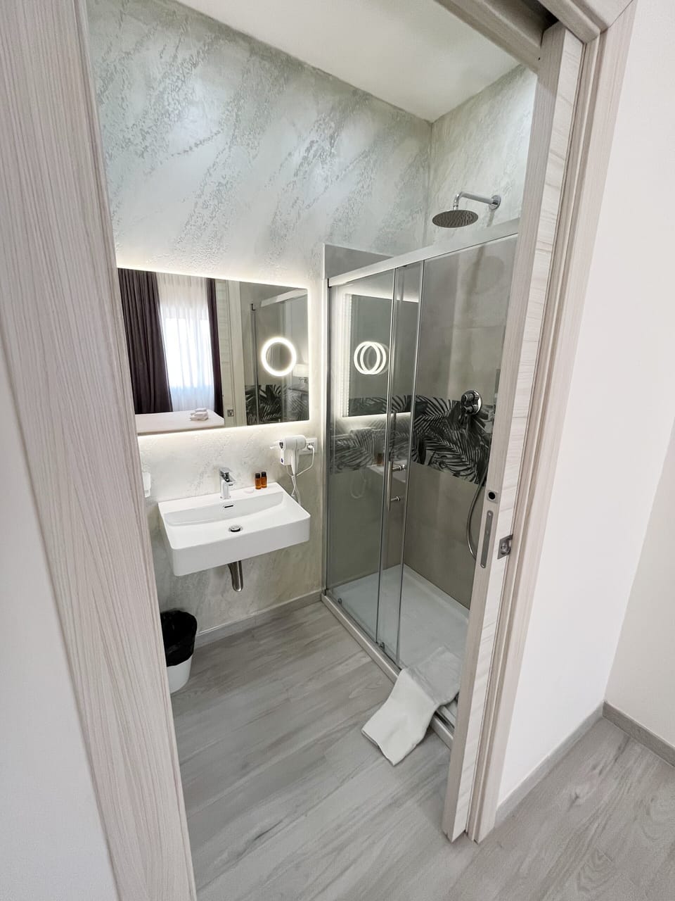 Superior Double or Twin Room | Bathroom | Shower, rainfall showerhead, designer toiletries, hair dryer