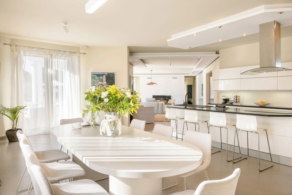 Full-size fridge, microwave, oven, dishwasher