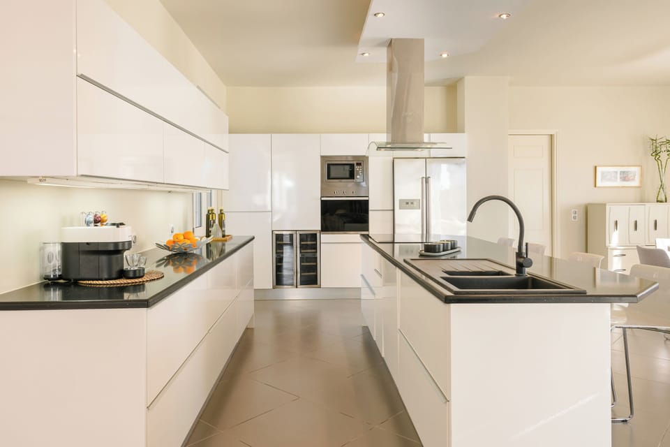 Full-size fridge, microwave, oven, dishwasher