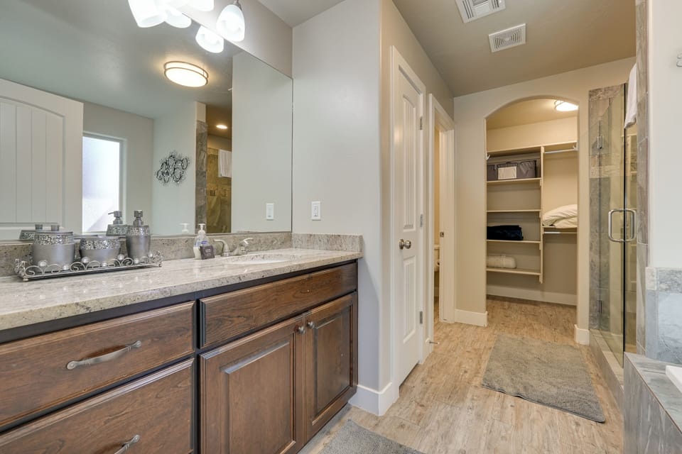 Private Pool, Mtn Views! Hurricane Group Getaway Cottage in Hurricane