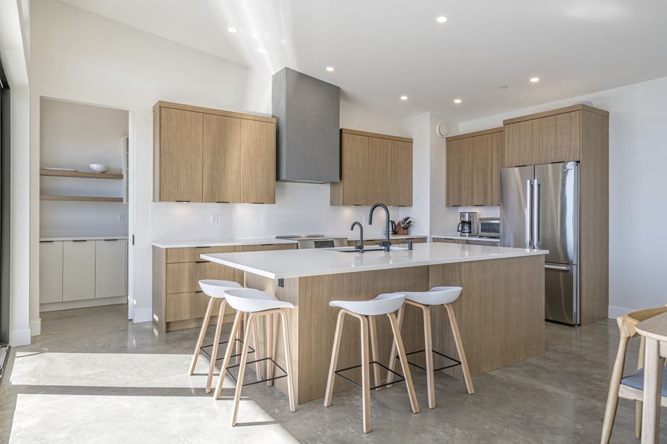 Kitchen with Breakfast Bar 