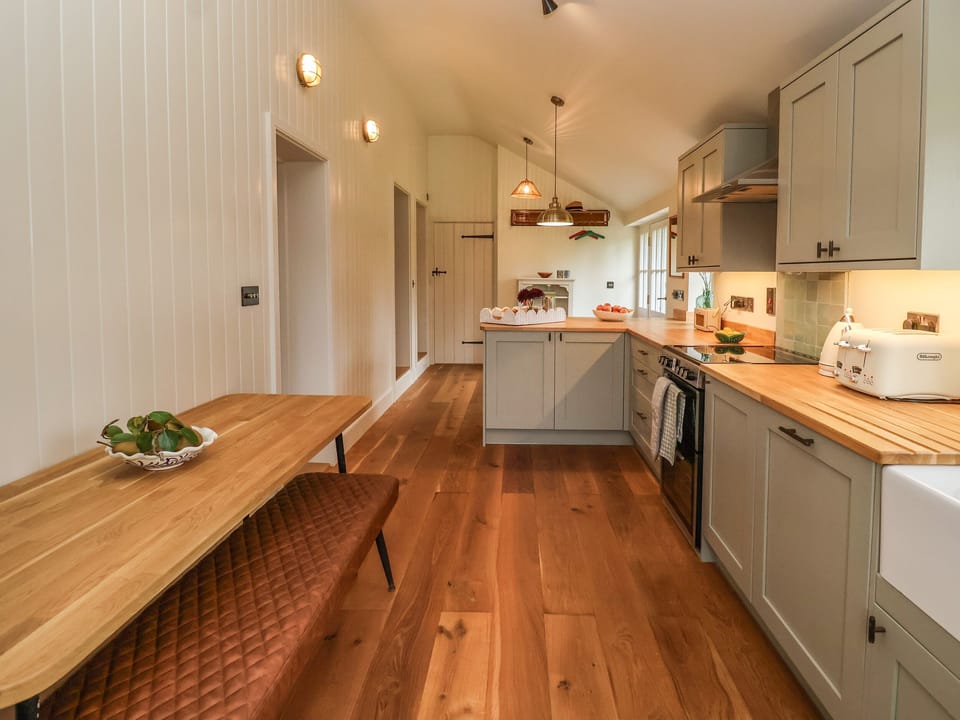 Cottage | Private kitchen | Fridge, microwave, dishwasher, electric kettle