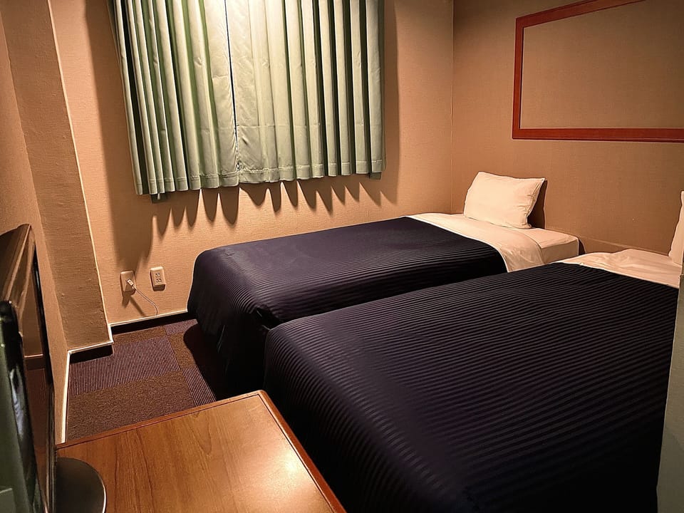 Economy Twin Room | Desk, WiFi (free), bed sheets