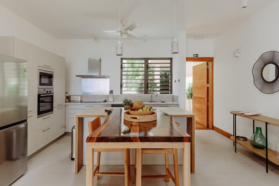 Full-size fridge, microwave, oven, dishwasher