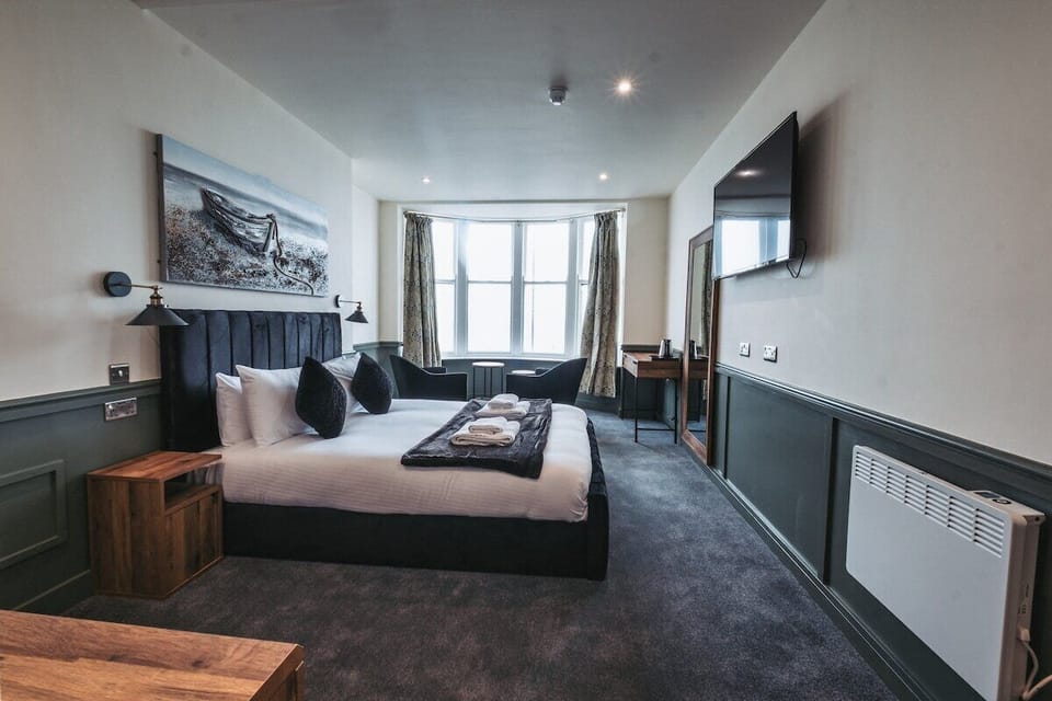 Comfort Double Room, Private Bathroom, Sea View | Iron/ironing board, free WiFi, bed sheets