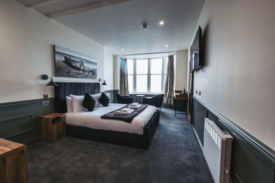 Comfort Double Room, Private Bathroom, Sea View | Iron/ironing board, free WiFi, bed sheets